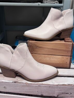 Women's Cream Ankle Western Boots Size 9